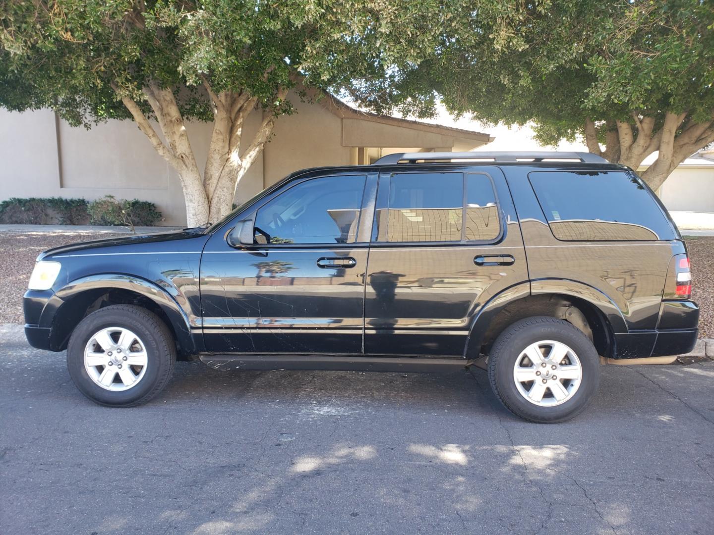 2010 /gray and black Ford Explorer xlt (1FMEU6DE6AU) with an 4.0 engine, 5-Speed Automatic transmission, located at 323 E Dunlap Ave., Phoenix, AZ, 85020, (602) 331-9000, 33.567677, -112.069000 - Photo#6